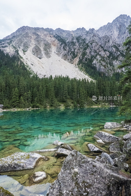 山林间的清澈湖泊美景