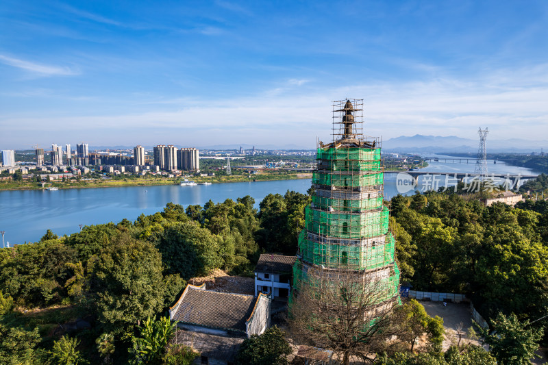 湖南衡阳湘江边正在修葺中的珠晖塔航拍风光