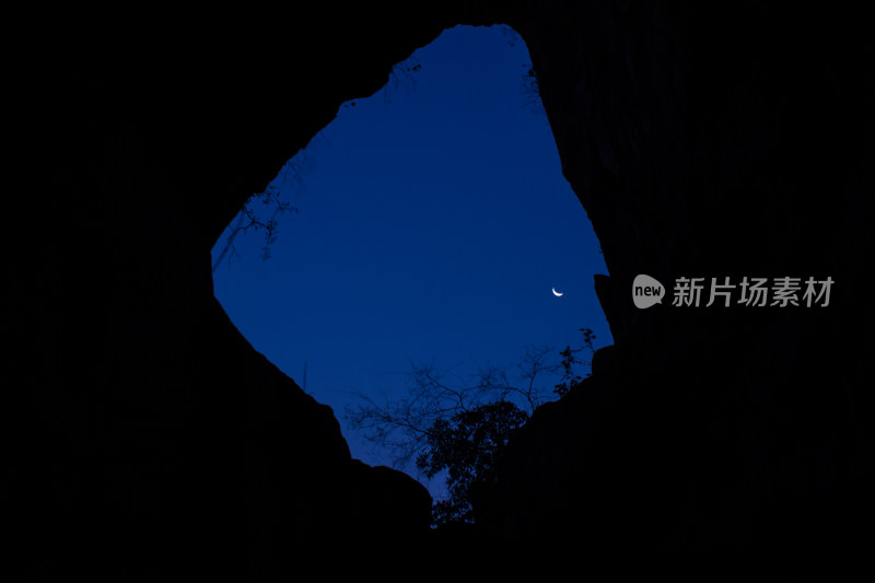 柳州龙潭公园镜山-岩洞外天空中的月亮