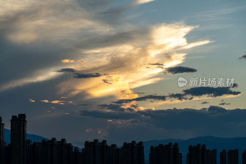 落日余晖下的西双版纳澜沧江城市剪影