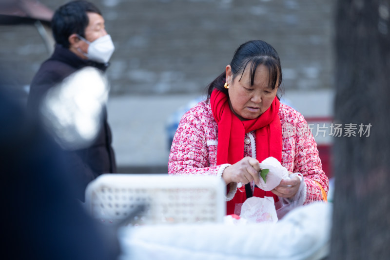 早市买菜卖菜的人们