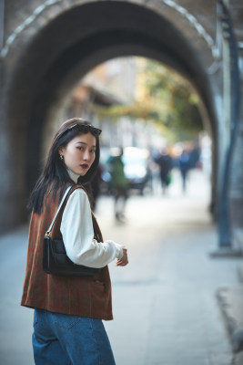 老旧城区里穿着复古港风的美丽清纯少女