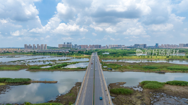 城市中河流上的大桥及周边风光