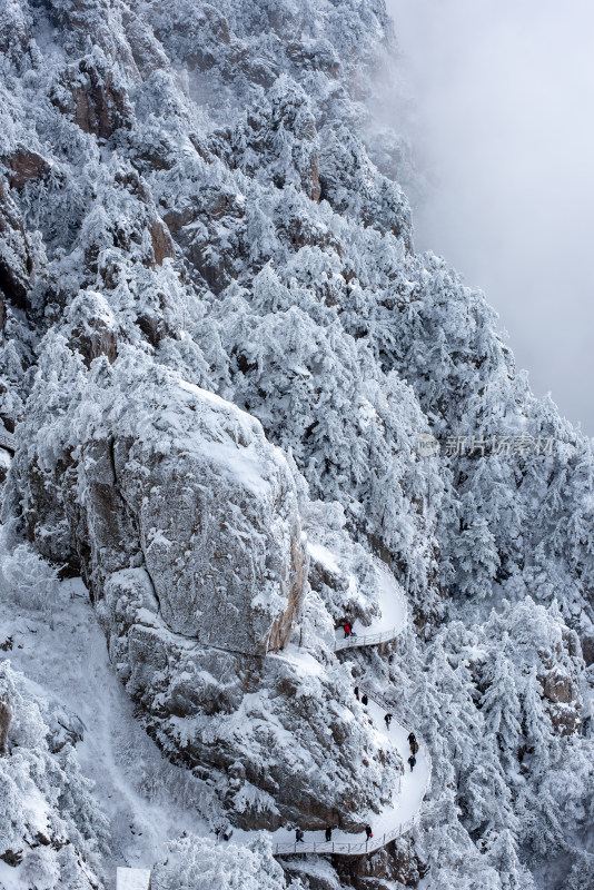 洛阳老君山雪后美景栈道上游客休闲拍照