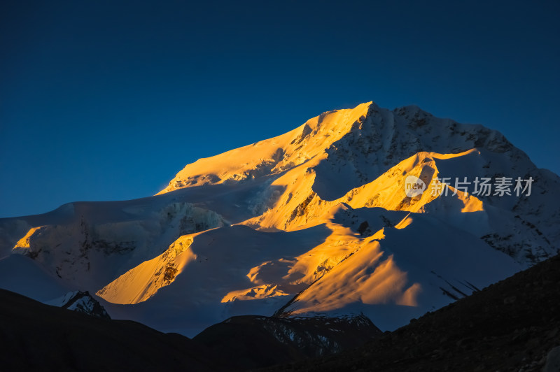 雪山日照金山希夏邦马峰