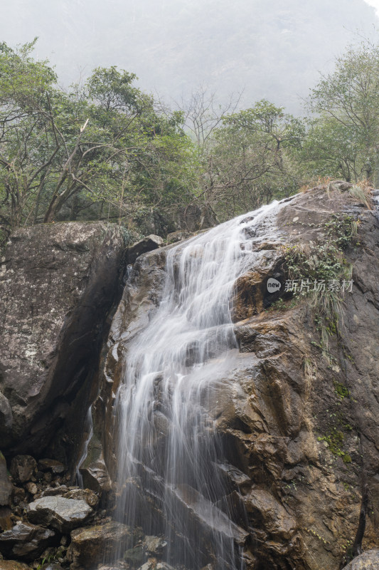 山林间岩石上的小型瀑布景观