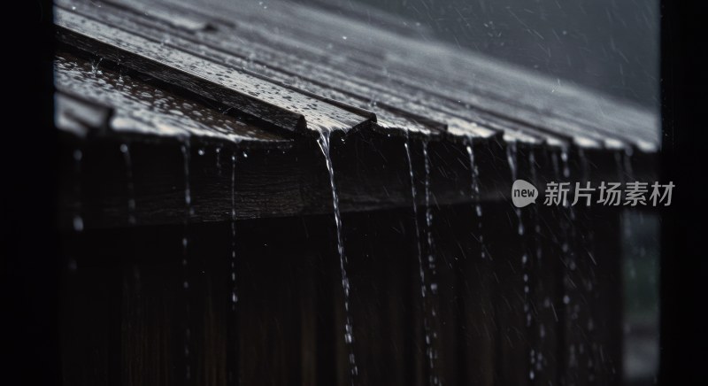 雨中传统古建筑屋顶景象