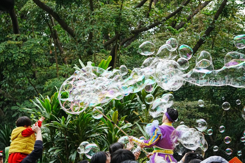 户外人群互动吹泡泡场景