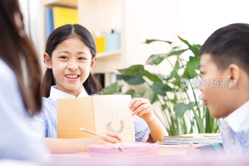 小学生在教室里