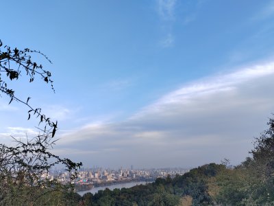 山林间俯瞰城市的开阔远景