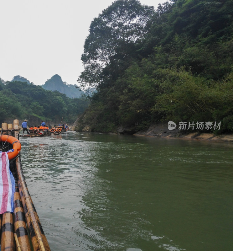 武夷山河上竹筏漂流景象