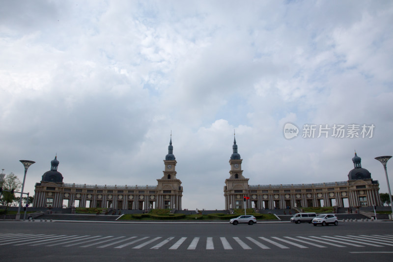 城市夜景俯瞰高楼与街道