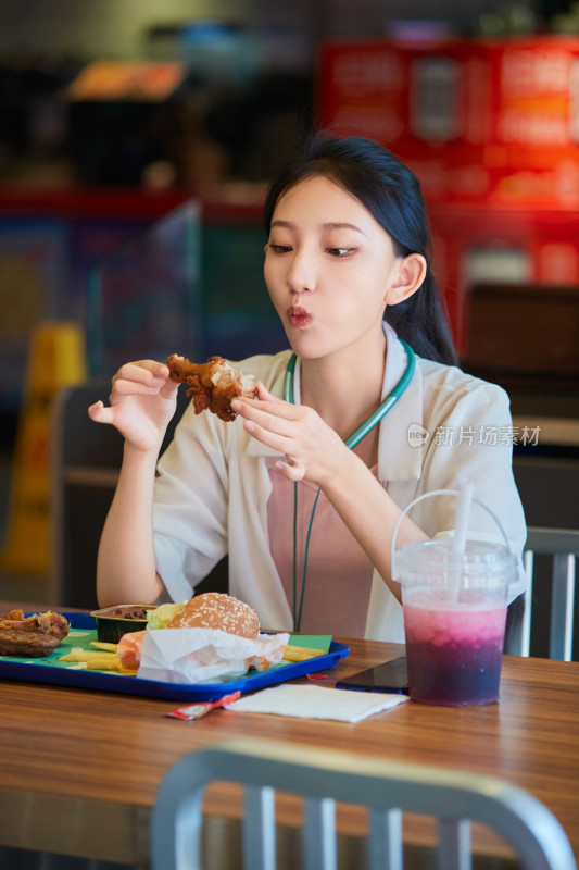 在商场快餐厅大吃特吃的中国可爱少女人像