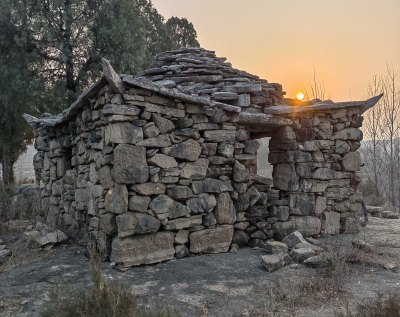 夕阳下的石头小屋古朴原始