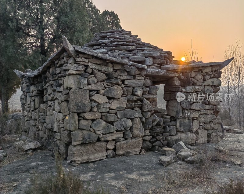 夕阳下的石头小屋古朴原始