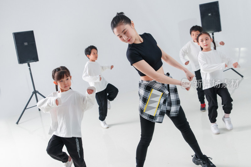 青年舞蹈老师教孩子们学跳舞