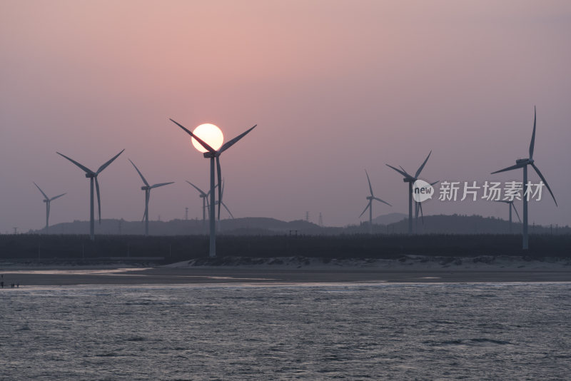 海上日落时分的风力发电场景象