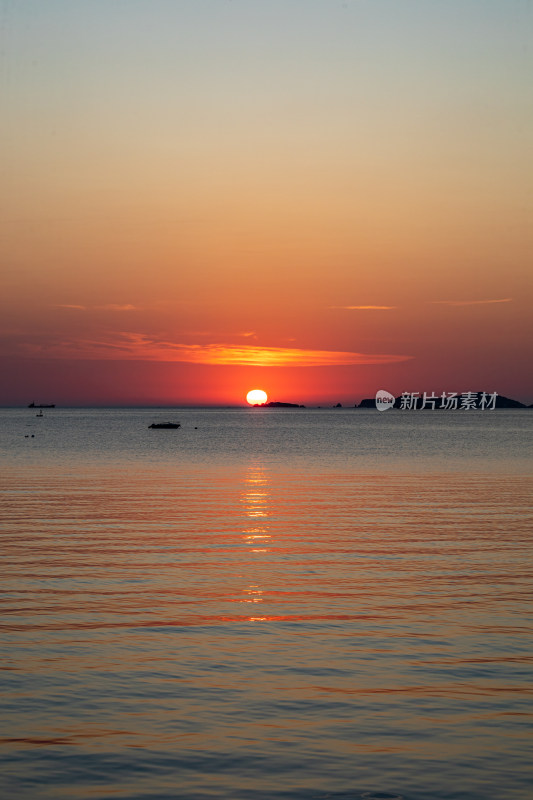 山东烟台第一海上浴场栈桥海上日出景观