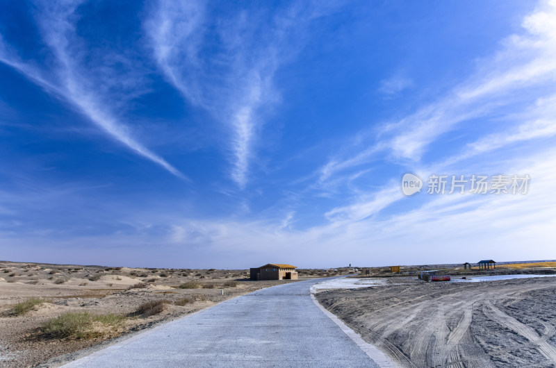 内蒙古额济纳旗居延海景区沙漠公路