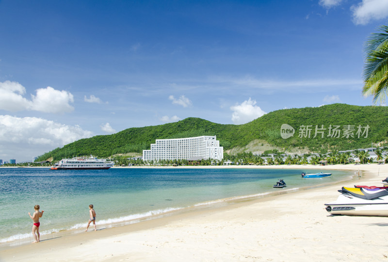 越南芽庄珍珠岛滨海沙滩蓝天白云唯美风光