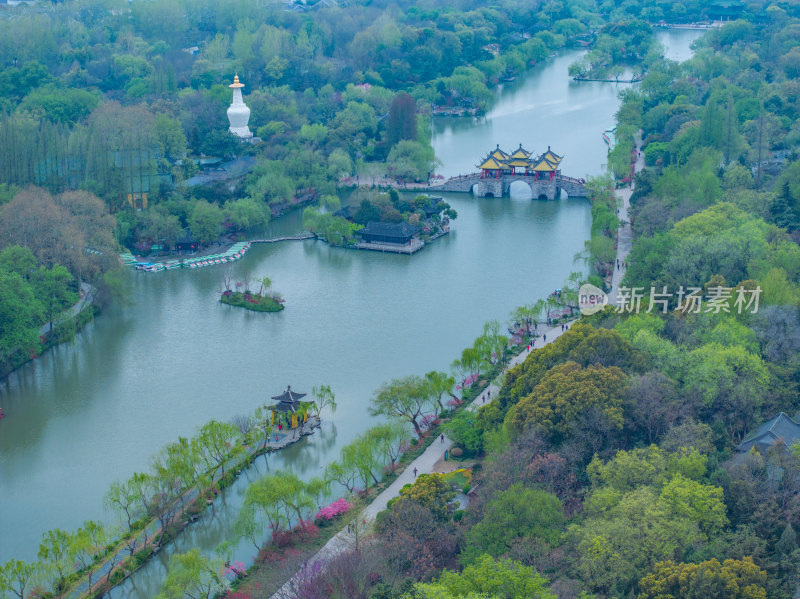 航拍烟雨江南扬州瘦西湖风景区全景