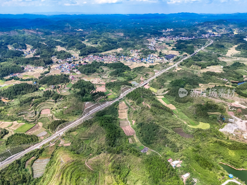 南方丘陵山川农田航拍图