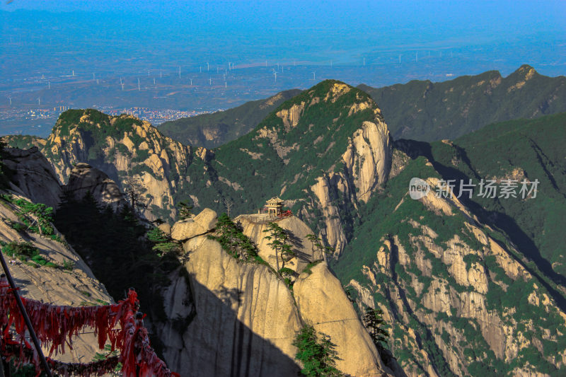 峰顶石亭，险绝石壁