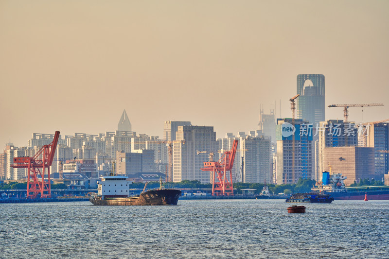 黄浦江两岸的城市建筑