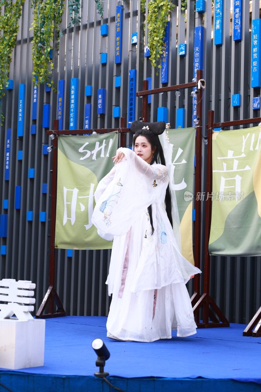 女子舞台表演古风舞蹈