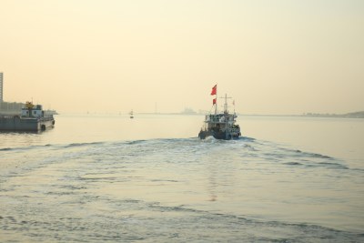 江面上行驶的船只