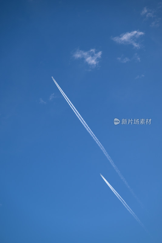 飞机尾迹蓝天 高空飞行轨迹 蓝天风光背景