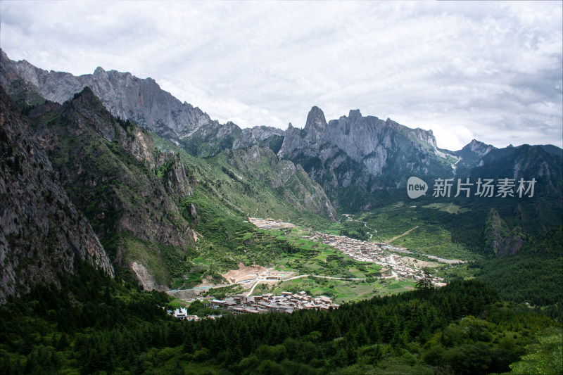 甘肃甘南扎尕那藏族民居自然风光