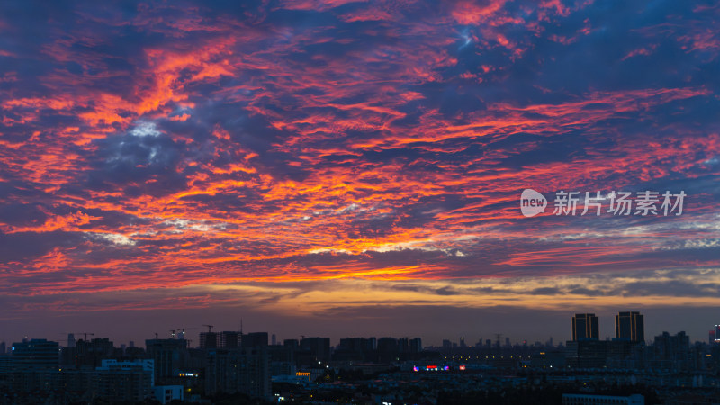 城市上空绚丽多彩的火烧云晚霞景观