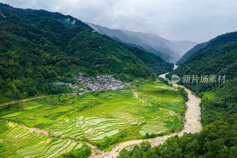 山间村落与梯田的美丽自然景象