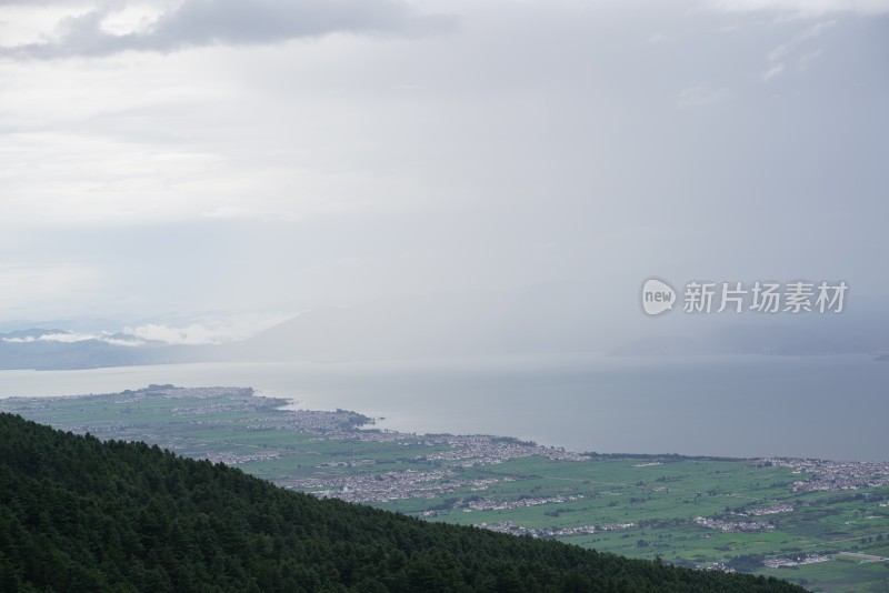 山间俯瞰云雾中乡村与水域全景洱海