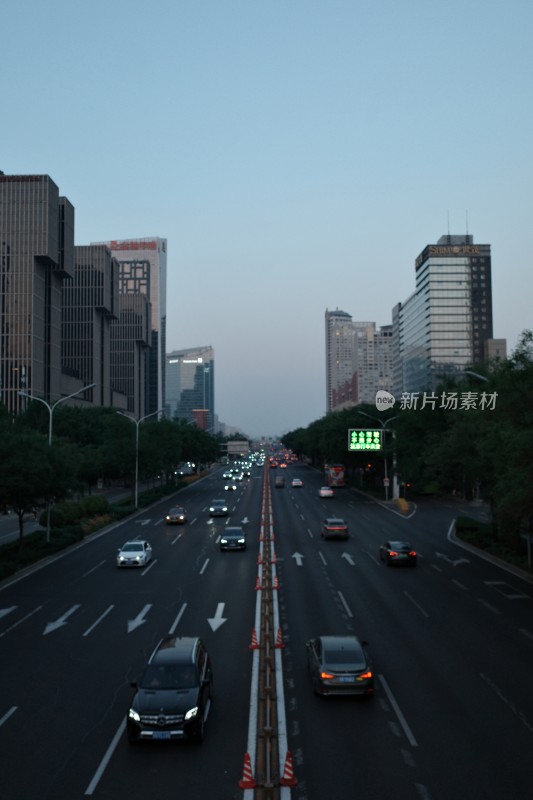 城市道路高楼与行驶车辆