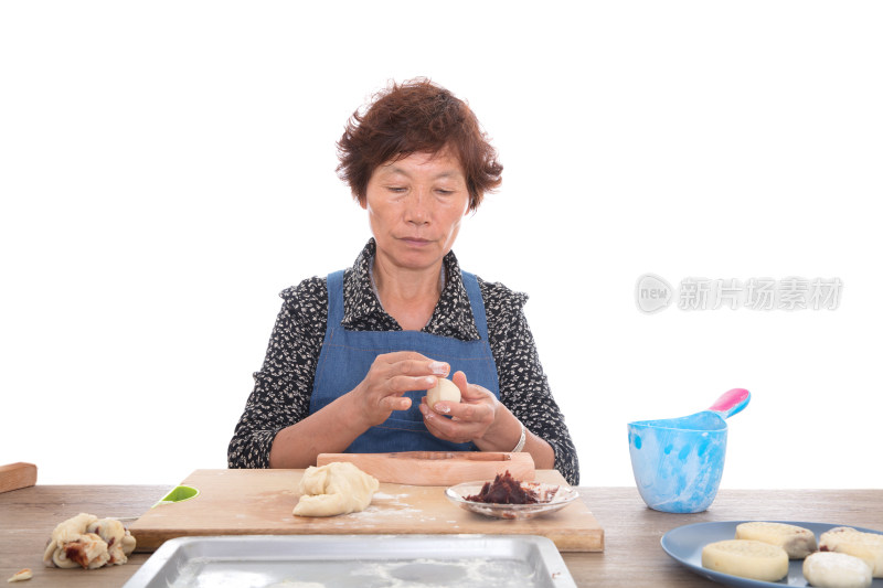 亚洲妇女在制作中秋节的传统美食月饼