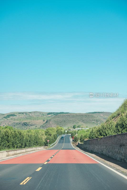 草原上笔直的公路旅行出游创意