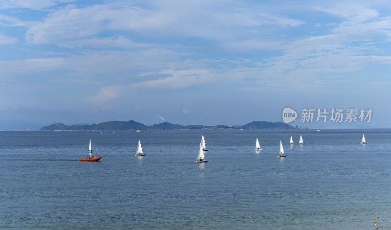 海面上行驶的帆船