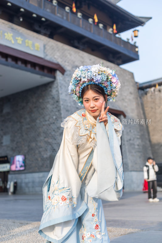 身穿蓝白色汉服和簪花的中国东方女性