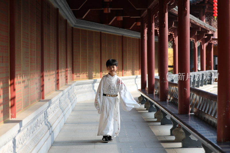 中国杭州上天竺法喜寺穿汉服的中国小男孩