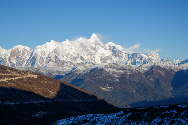 西藏林芝冬季南迦巴瓦峰蓝天白云下的雪山