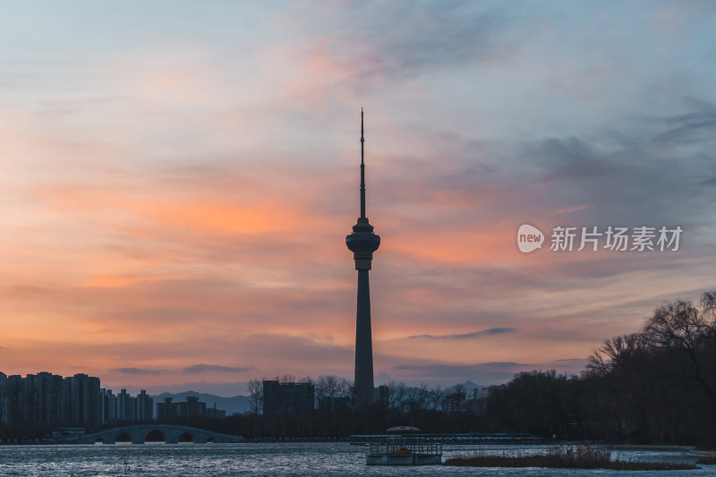 北京玉渊潭公园中央电视塔日落夕阳晚霞