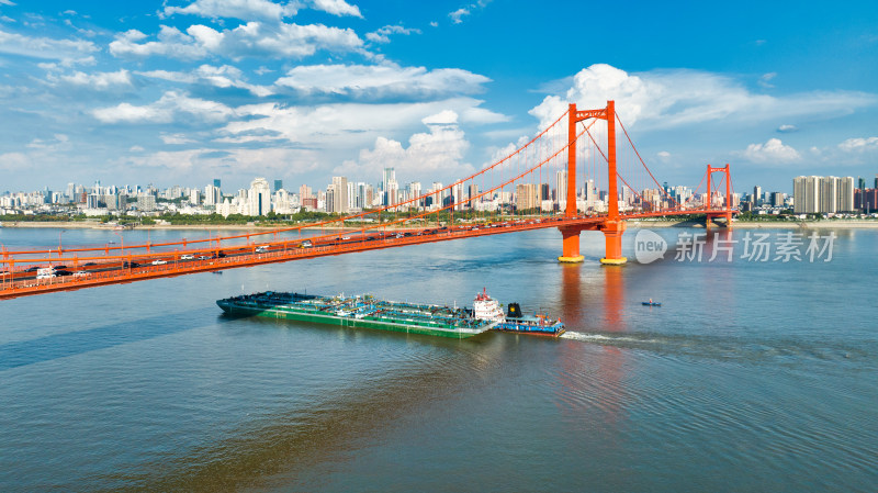 武汉鹦鹉洲长江大桥与长江航运船只