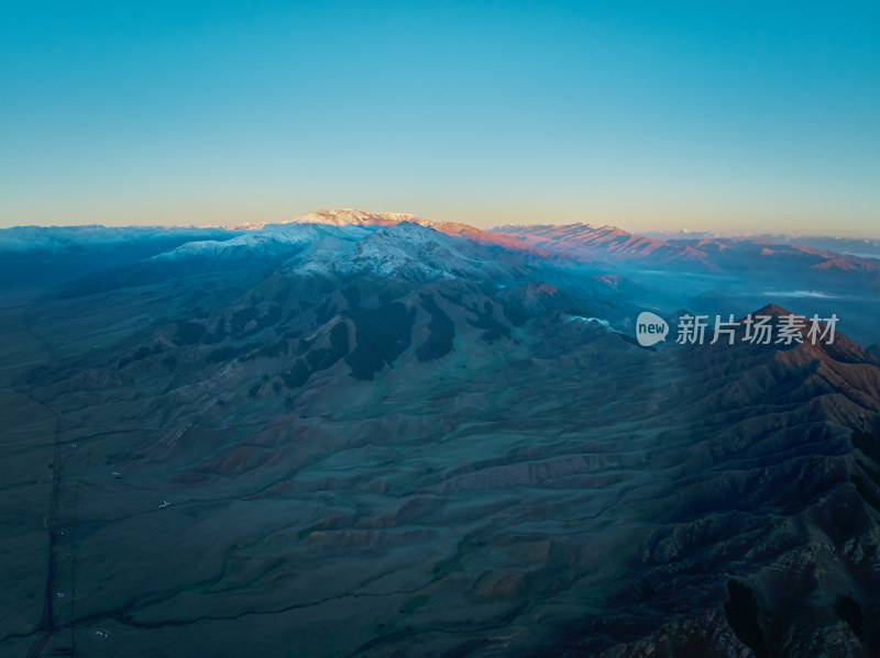 雪山云海日出