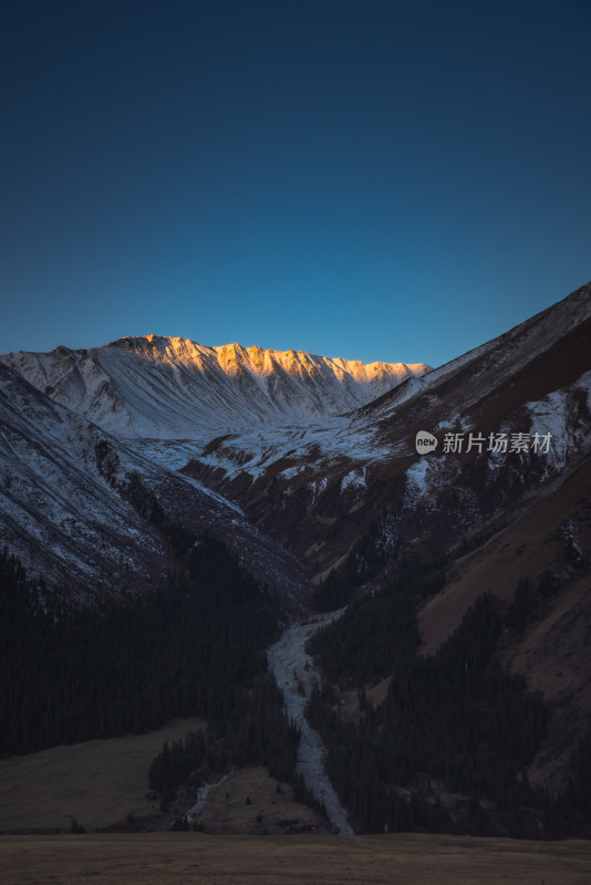 雪山日出日照金山自然风景