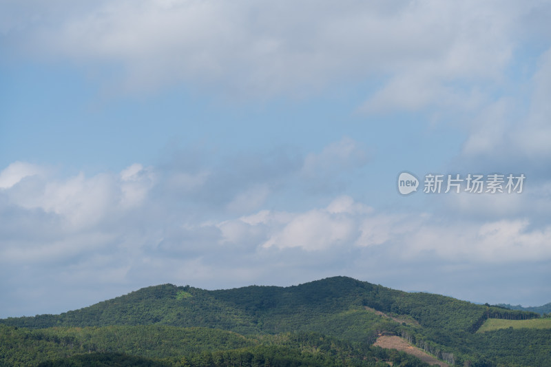 蓝天白云下的山峦景色