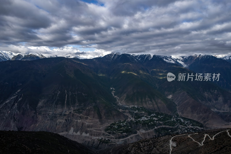 云南香格里拉飞来寺梅里雪山卡瓦博格峰航拍