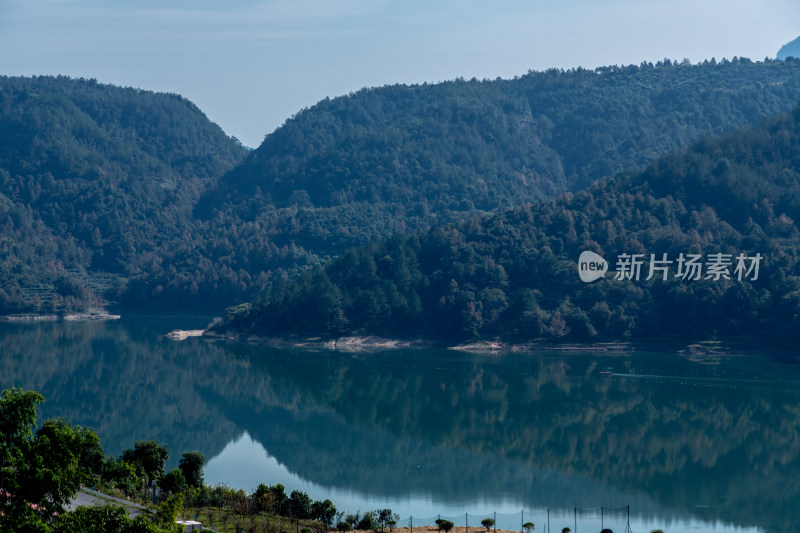 群山环绕的飞云湖