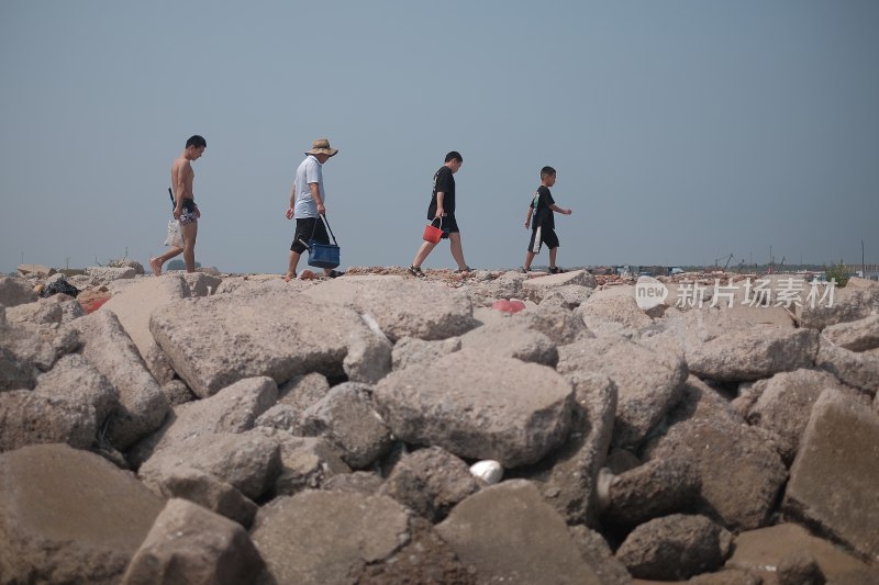 海滩礁石背影